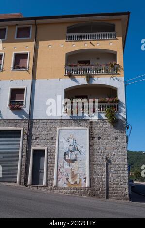 ORGOSOLO - ITALIEN - 15 AGOSTO 2020: Murales 1969 Orgosolo Italien seit etwa`s spiegeln die Wandmalereien verschiedene Aspekte der politischen Straße Sardiniens wider Stockfoto